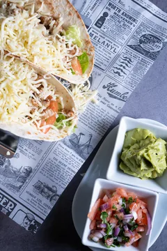 Fajitas de cerdo con guacamole y pico de gallo